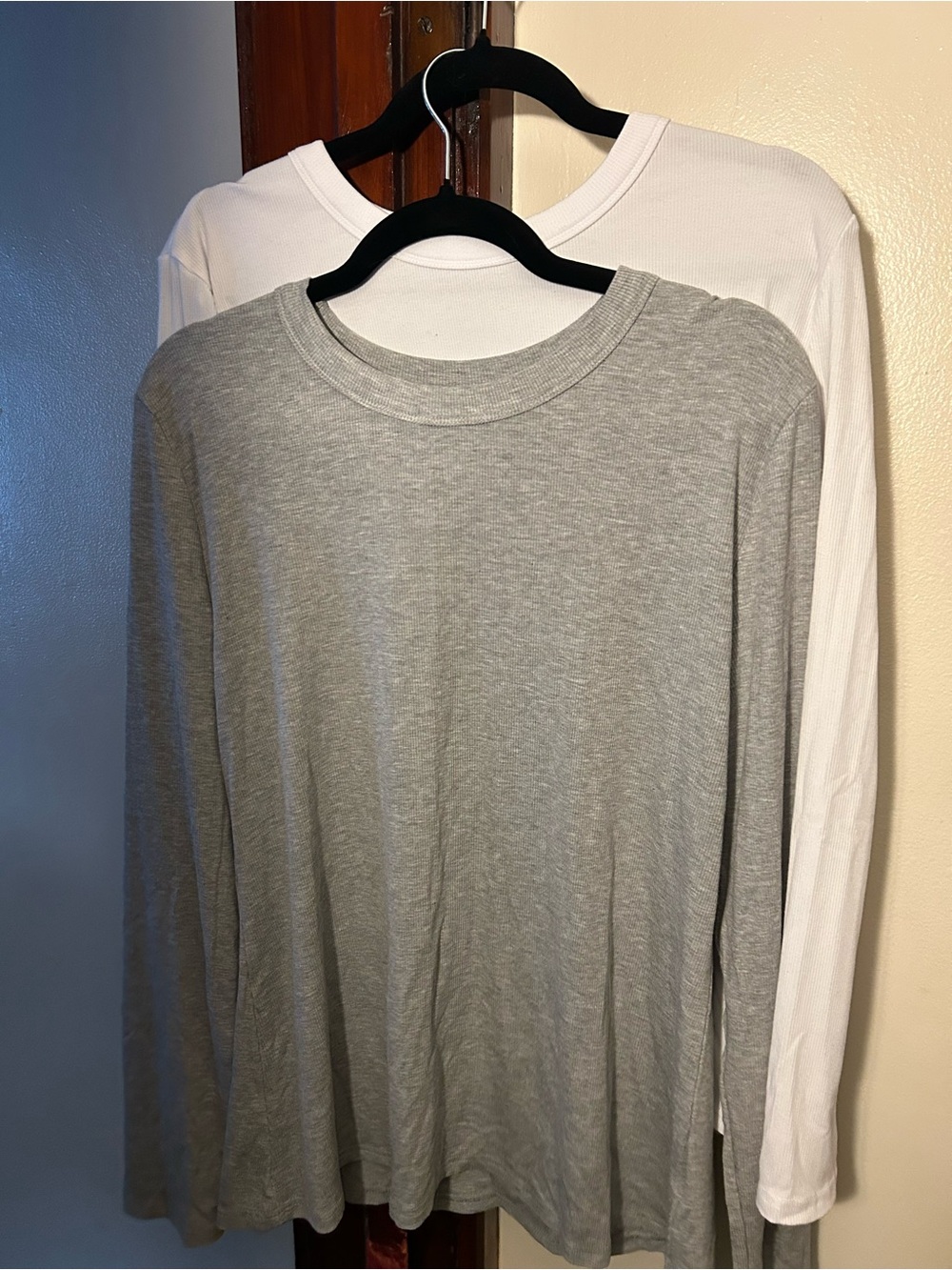 Set of 2 Women’s Ribbed Long Sleeve Crewneck Shirts - Gray & White